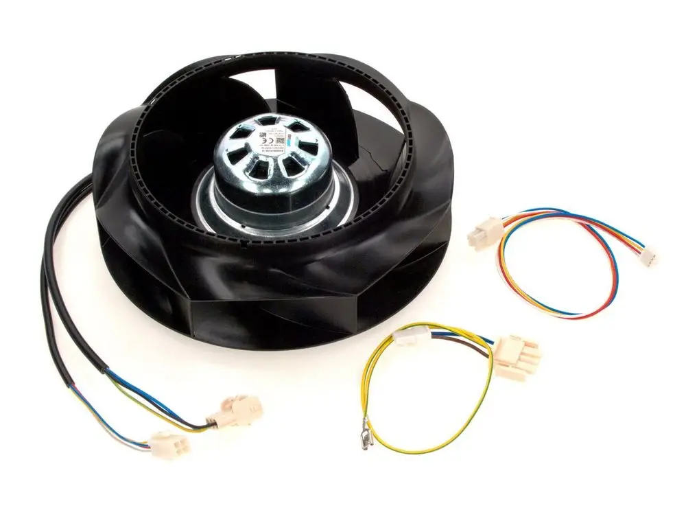 Bosch Gebläse mit schwarzem Gehäuse und mehreren Kabeln zur elektrischen Verbindung, montiert auf einem Metallmotor.